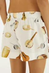 Short blanco de tiro alto, holgado y de pierna amplia, con cintura elastizada y estampado de instrumentos musicales. Confeccionado en mezcla de algodón y lino.
