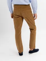 Pantalon de pana de corte recto y color azul marino, con cierre de boton y cremallera.