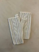 Guantes sin dedos tejidos a punto con diseño de ochos en color gris, blanco y marrón.