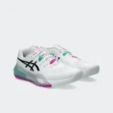Championes de tenis y pádel Asics modelo Gel Resolution X, color blanco con detalles en negro, turquesa y fucsia. Presentan tecnología DYNAWALL para mayor estabilidad lateral y entresuela de dos piezas para mayor comodidad.