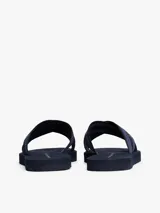 Ojotas Tommy Hilfiger con tiras cruzadas de tejido trenzado con logo tonal de la marca.