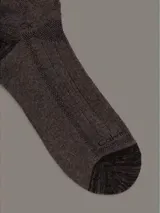 Pack de tres pares de medias Calvin Klein de corte tobillero, en colores negro, gris oscuro y gris claro. Cada par presenta el logo de la marca en el lateral.