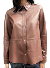 Camisa de cuero ovino color marrón, con cuello camisero, cierre frontal con broches metálicos y mangas largas con puños.