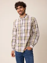 Camisa de manga larga con cuello abotonado y cierre frontal de botones. Presenta un diseño de cuadros en tonos beige, blanco y azul con líneas finas en rojo.