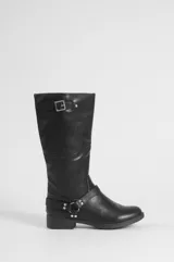Bota alta de cuero sintético negro, con taco bajo, puntera redondeada y detalles de tiras con hebilla y tachas metálicas en el tobillo.