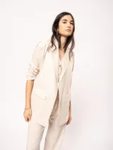 Blazer oversized color beige de corte recto, confeccionado en tela con lino.