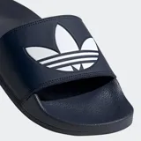 Sandalias Adidas Adilette Lite color azul marino con logo de Adidas en blanco.