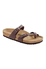 Sandalias Birkenstock Mayari con tiras finas color marrón y hebillas ajustables.