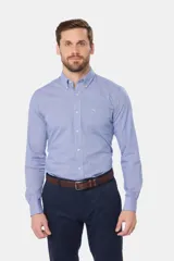 Camisa sport a cuadros de manga larga, en tonos celestes y blancos, con cuello abotonado, bolsillo en el pecho y logo bordado.