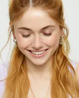 Aros de aro pequeños de plata con dije de ojo turco con cristal facetado verde.