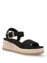 Sandalias de plataforma tipo espadrille con capellada de material sintético negro, tira ajustable al tobillo con hebilla metálica dorada y suela de yute con base de goma.