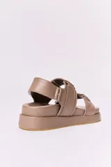 Sandalias bajas de cuero con plataforma, base color suela, plantilla azul y tiras de cuero en color beige, blanco y azul.