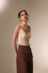 Saco holgado confeccionado en viscosa y lurex, con diseño de manga 3/4 y textura ligera.