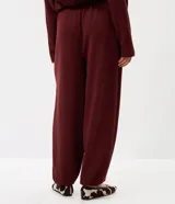 Pantalón balloon de modal color bordó, de corte amplio en las piernas con botamangas ajustadas, cintura con cordón ajustable y bolsillos funcionales.