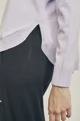 Sweater de tejido de punto color lavanda, de corte holgado y cuello redondo.