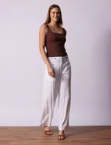 Pantalón de lino color crudo, de corte ancho y tiro alto.