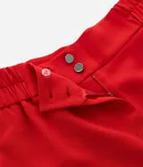 Short de sastrería rojo con cintura alta, elásticos laterales y dos botones frontales.