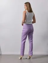 Pantalón celeste en gabardina elastizada marca Zac & Rachel. Pretina ancha con faja interna modeladora. Largo de pierna con costura frontal pespunteada. Trasera con bolsillos ojal simulados.