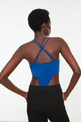 Body azul eléctrico con breteles finos y escote halter.