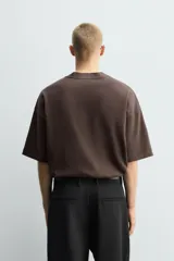 Sudadera de corte boxy fit, color marrón oscuro, con cuello en pico acabado en rib y manga corta.