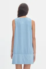 Vestido corto sin mangas color salmón, de corte recto y holgado, con efecto lavado y estampa frontal con la inscripción 'PASTICHE'.