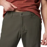 Pantalón de corte recto color verde oliva, con múltiples bolsillos utilitarios, incluyendo bolsillos de seguridad con cierre y bolsillo para cuchillo. Confeccionado con tecnología Omni-Shade UPF 50 para protección solar.