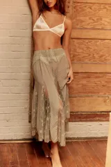 Falda larga negra de encaje floral con transparencias y caída amplia.