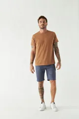 Remera de algodón de corte regular, con cuello redondo, manga corta y logo bordado en el pecho.