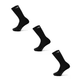 Pack de tres pares de medias tipo crew New Balance, color negro, con logo de la marca bordado en la parte superior y detalles en la zona del empeine.