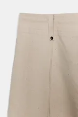 Jeans de tiro alto con corte wide leg y largo al tobillo. Presentan costuras verticales marcadas en el frente, cintura con trabillas y cierre frontal con cremallera, botón y gancho metálico.