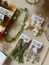 Collar de piedras naturales en tonos verdes con dije colgante de bronce con diseño orgánico.