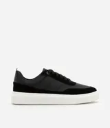 Championes casuales de hombre confeccionados en PU negro con recortes y suela bold blanca.