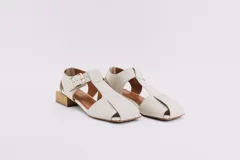 Sandalias de cuero color bronce, con diseño de punta cuadrada, taco cuadrado símil madera y tira ajustable con hebilla en el tobillo.