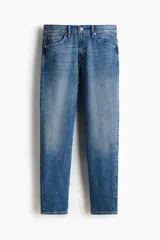 Pantalón jean de corte ajustado y tiro medio, en tono azul clásico con efecto deslavado.