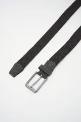 Cinto trenzado color marrón con detalles de cuero agamuzado y hebilla metálica plateada.