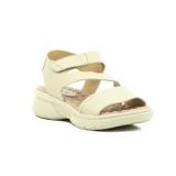 Sandalia de mujer color crema, con tira ancha sobre los dedos, tira cruzada sobre el empeine, pulsera con velcro al tobillo y plataforma baja.