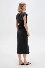 Vestido midi negro sin mangas, con cuello redondo y diseño ajustado de corte recto.