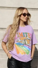 Remera lila con estampado de un auto azul, un tigre y la palabra 'Limited' en letras de colores.