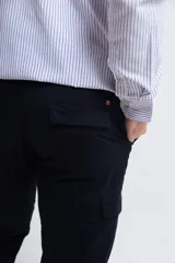 Pantalón cargo negro de corte recto con bolsillos laterales y traseros con solapa.