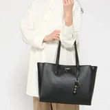 Cartera tipo shopper Guess modelo Griffin, color negro con textura granulada. Cuenta con cierre superior, asas dobles de hombro y placa triangular metálica con logo en el frente. Incluye un colgante decorativo con charms de flores y etiqueta de cuero sintético.