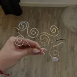 Brazalete rígido dorado con tres espirales martilladas.