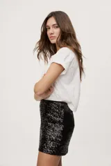 Falda corta de tiro medio con diseño de lentejuelas negras y silueta recta.