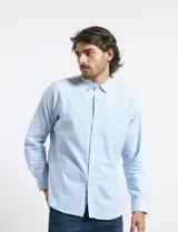Camisa de vestir color celeste, con cuello mao, manga larga y bolsillo frontal en el pecho.