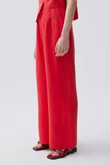 Pantalón culotte largo color rojo, confeccionado en lino.