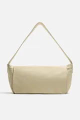 Bolso de hombro de diseño minimalista confeccionado en tejido de algodón. Cuenta con un compartimento principal con cierre de solapa con doble imán y botón a presión, además de bolsillos interiores. Incluye asa de hombro fija.