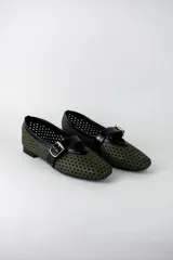 Guillerminas flat de ecocuero color beige con diseño calado en rombos y detalles en negro charol en la puntera y tira con hebilla dorada.