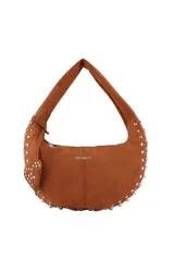 Cartera tipo hobo de gamuza color bordó, con diseño de media luna, decorada con tachas metálicas plateadas en los bordes y un dije colgante en forma de corazón con tachas. Cuenta con cierre superior y logo de la marca grabado en el frente.