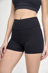 Minishort negro de tiro alto, con cintura con doble tela y recorte en la parte posterior.