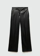 Pantalon de tiro medio con diseño wide leg y efecto cuero. Cuenta con trabillas para cinturón, cierre oculto de botón, gancho y cremallera, y dos bolsillos laterales de ribete.