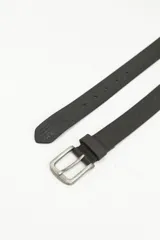 Cinto negro de cuero con diseño en bajo relieve y hebilla metálica plateada.